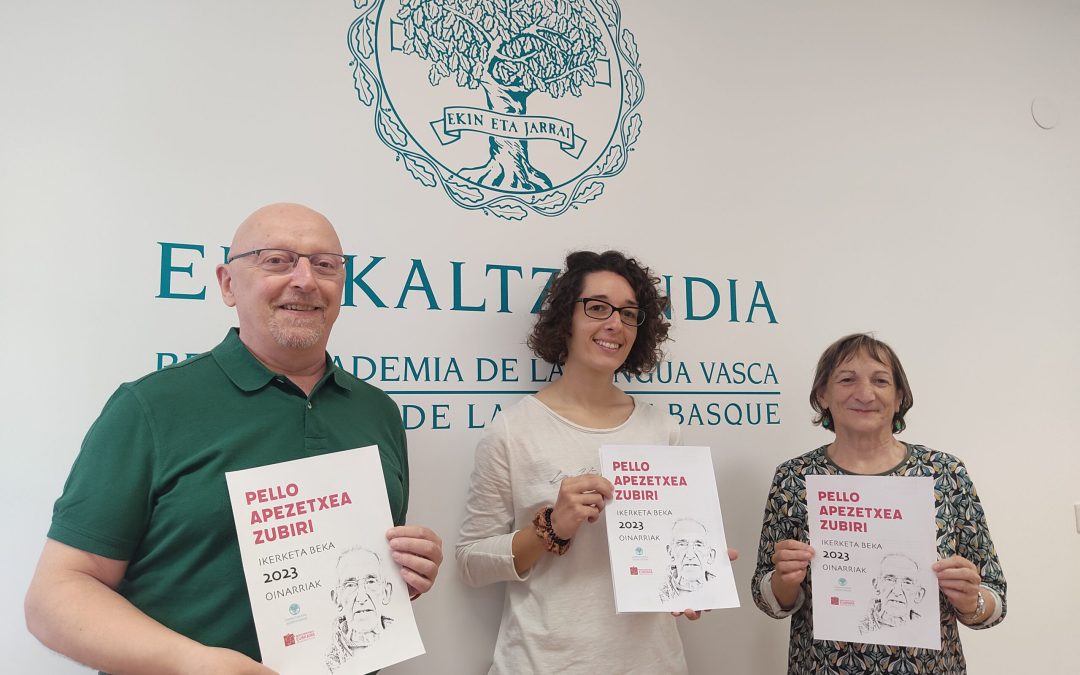 euskaltzaindiako kideak 'Pello Apezetxea ikerketa beka'ren prentsaaurrekoan